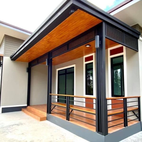 Pagar Coklat Kayu dengan Rumah Greige